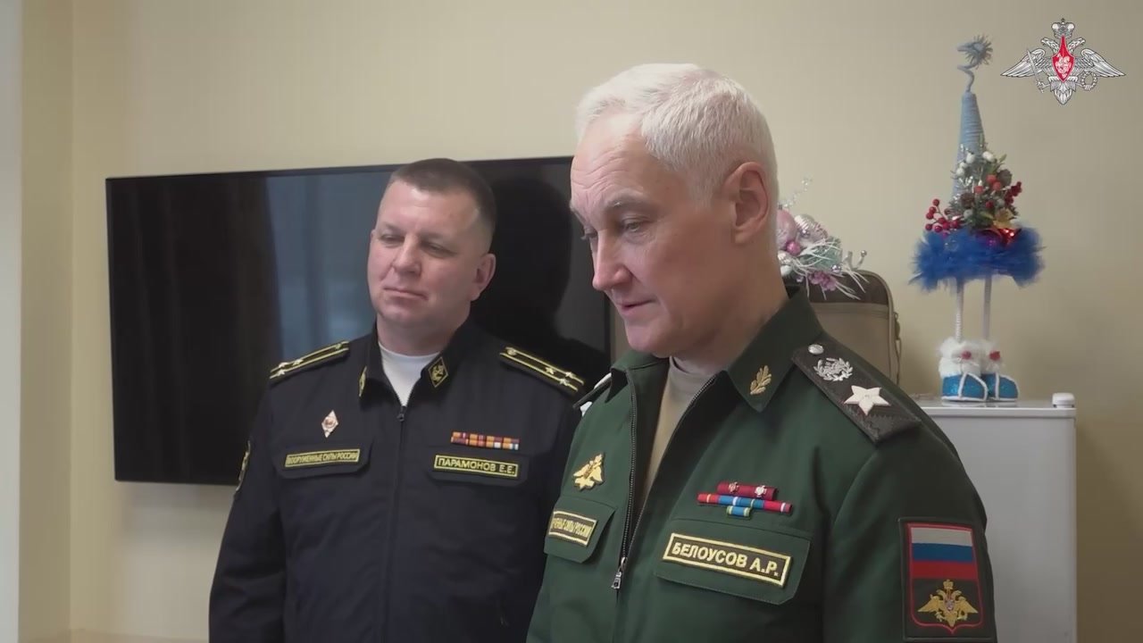 Министр обороны вручил звезду Героя России оператору FPV-дрона с позывным Филин, уничтожившему пять танков и 169 автомобилей ВСУ