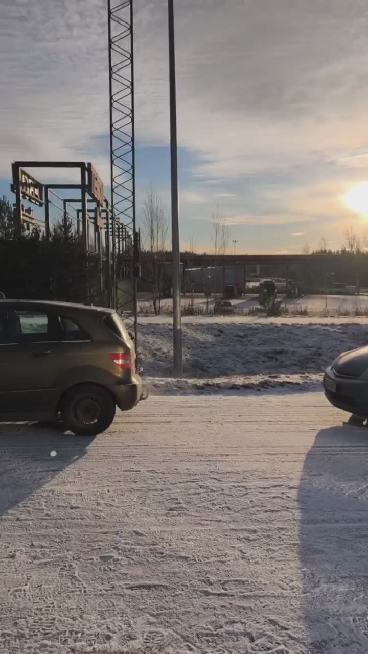 А теперь к хорошим новостям: В Финляндии прошли автопробеги в поддержку открытия границы с Россией