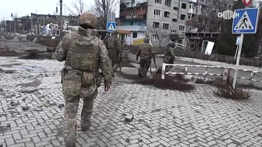 Съемочной группе "России 1", которая побывала в Красноармейске, приходилось укрываться в подъездах: жужжание дронов в воздухе заставляло сильно ускоряться