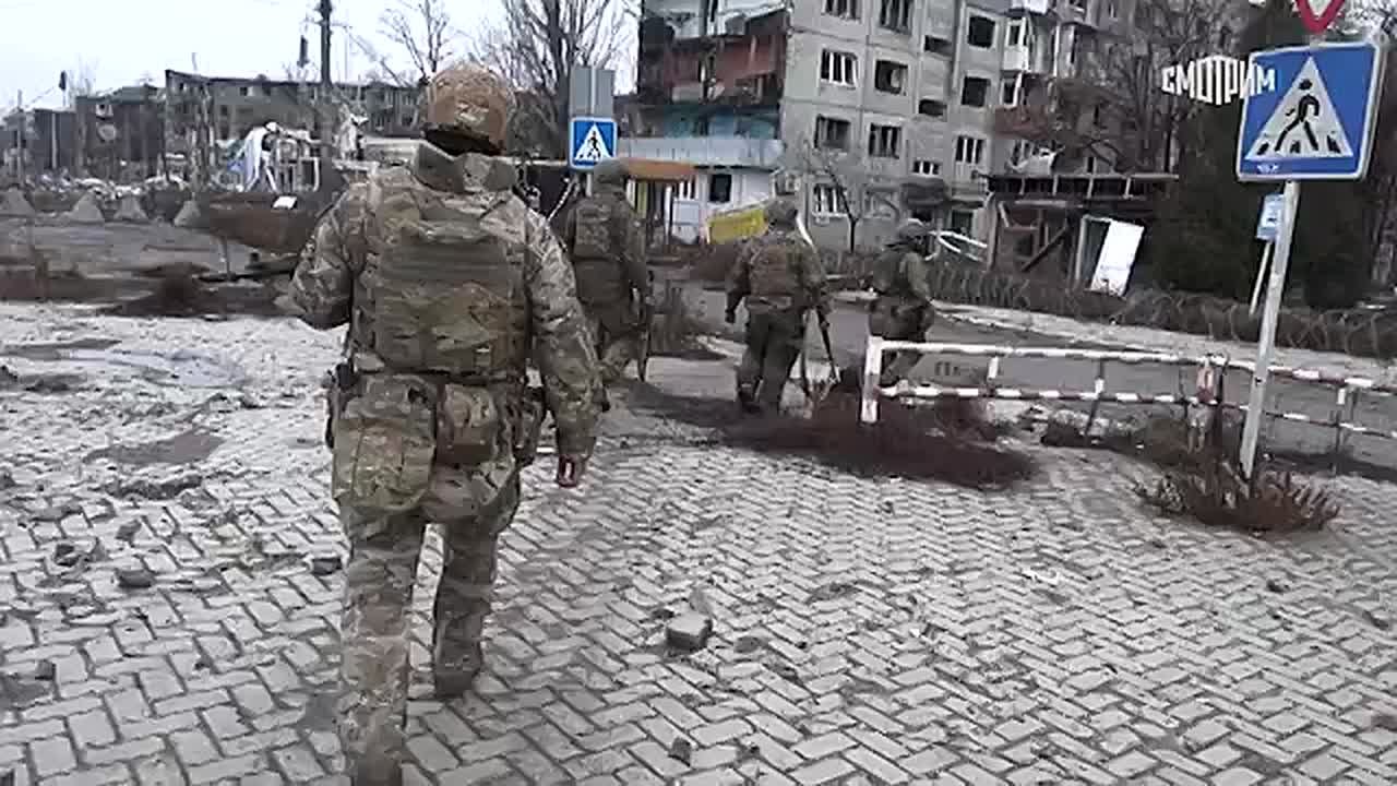 Съемочной группе "России 1", которая побывала в Красноармейске, приходилось укрываться в подъездах: жужжание дронов в воздухе заставляло сильно ускоряться