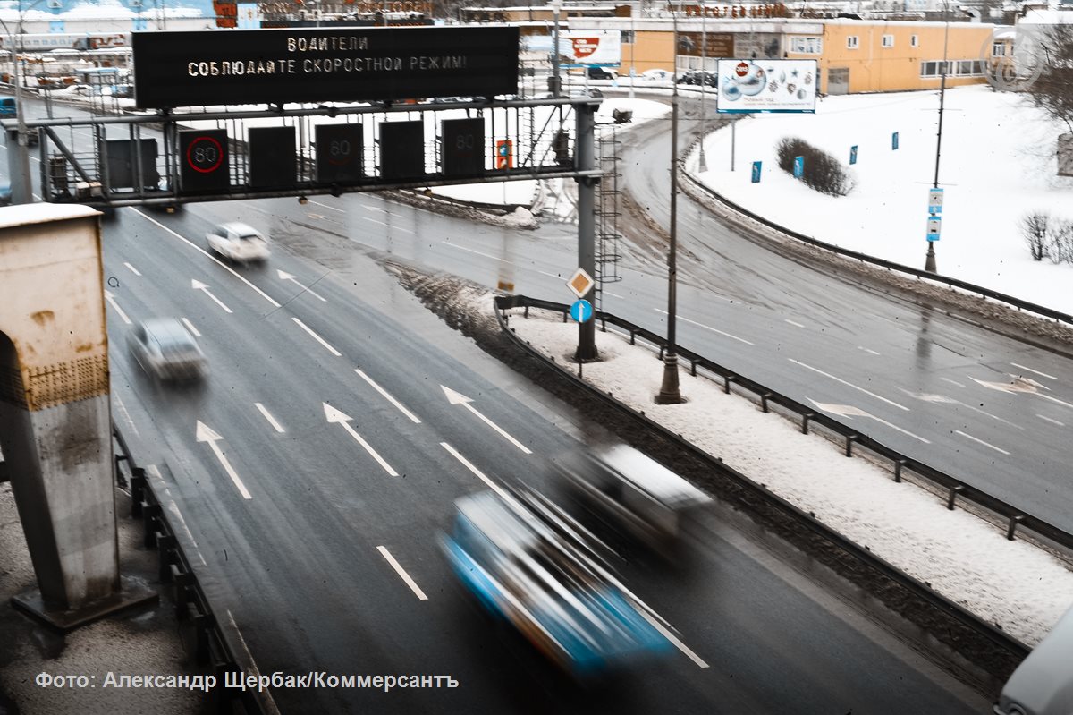 Правительство поручило Минтрансу, Росавтодору и МВД подготовить пакет изменений в ПДД, который обяжет водителей соблюдать требования электронных дорожных знаков и табло (например, об ограничении скорости) — такие указатели...