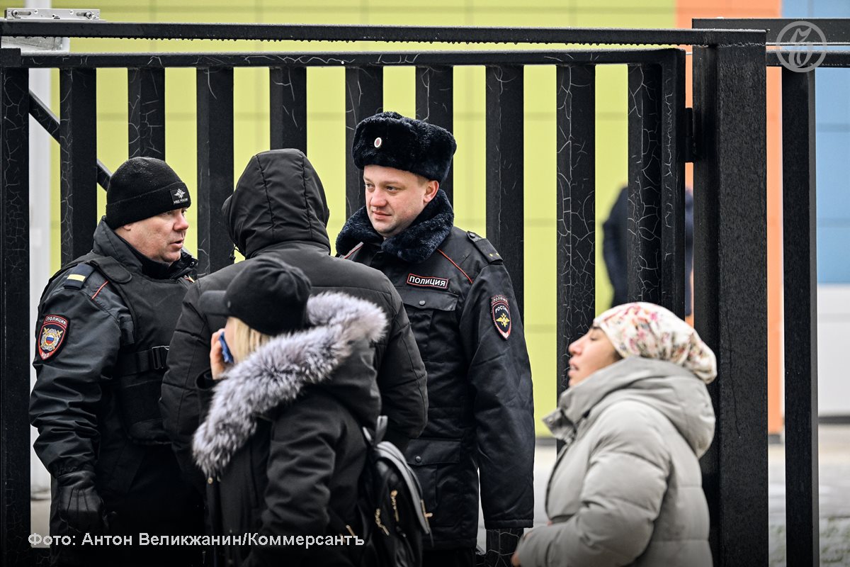 Обстановка у здания школы в поселке Горки-2 Одинцовского городского округа, где сегодня 15-летний ученик напал с ножом на учащихся Обстановка у здания школы в поселке Горки-2 Одинцовского городского округа, где сегодня 15-летний ученик напал с ножом на учащихся