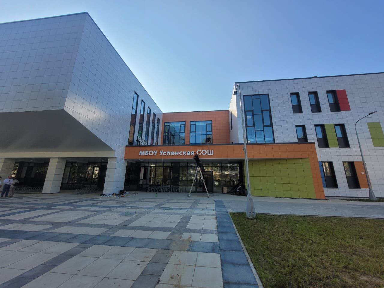 Подросток в балаклаве с ножом напал на элитную школу в Подмосковье