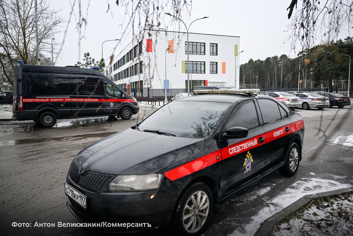 Обстановка у здания школы в поселке Горки-2 Одинцовского городского округа, где сегодня 15-летний ученик напал с ножом на учащихся Обстановка у здания школы в поселке Горки-2 Одинцовского городского округа, где сегодня 15-летний ученик напал с ножом на учащихся