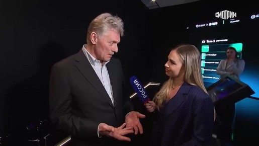 "Когда у него есть возможность, он просто просматривает, потому что это дает уникальное понимание настроения граждан": Песков в эфире "России 24" рассказал, как Путин работает с обращениями, которые поступают на "Прямую...