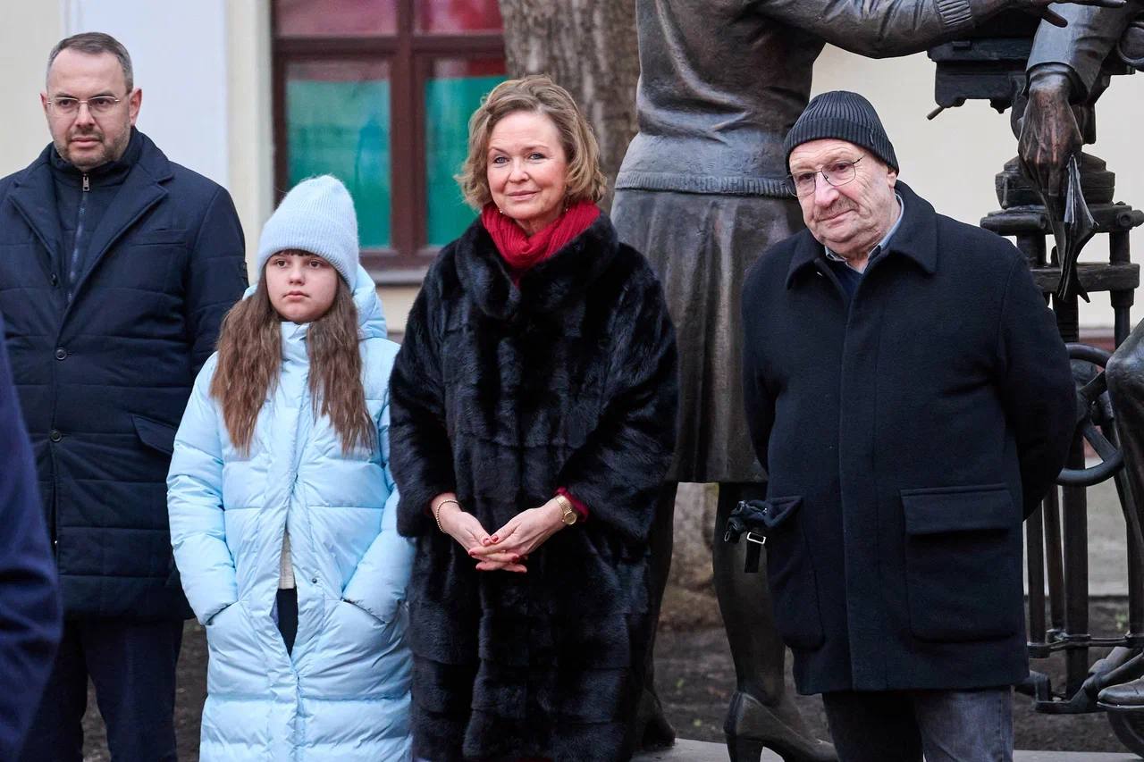 Ольга Любимова: Приняла участие в открытии памятника создателям романа и фильма «Семнадцать мгновений весны» Ольга Любимова: Приняла участие в открытии памятника создателям романа и фильма «Семнадцать мгновений весны»