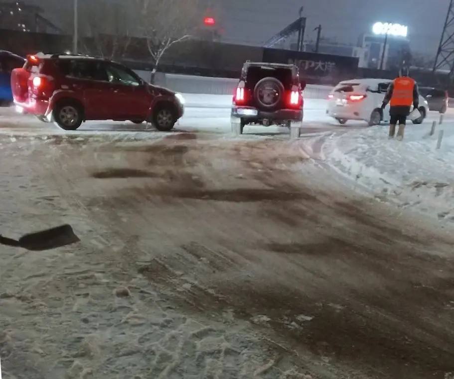 Сегодня ночью на улицах Улан-Удэ будут работать 6 грейдеров, 8 тракторов-щёток и не менее 10 пескоразбрасывателей Сегодня ночью на улицах Улан-Удэ будут работать 6 грейдеров, 8 тракторов-щёток и не менее 10 пескоразбрасывателей