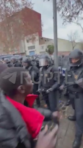 Испания объявляет войну "иностранным специалистам": в Бадалоне полиция с боем освободила незаконно захваченную школу — последние несколько лет в ней проживали 400 нелегальных мигрантов