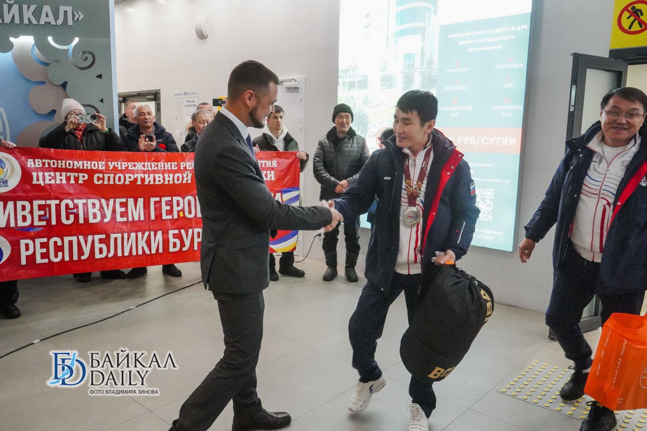 Сегодня в Улан-Удэ торжественно встретили боксёра Баира Батлаева Сегодня в Улан-Удэ торжественно встретили боксёра Баира Батлаева