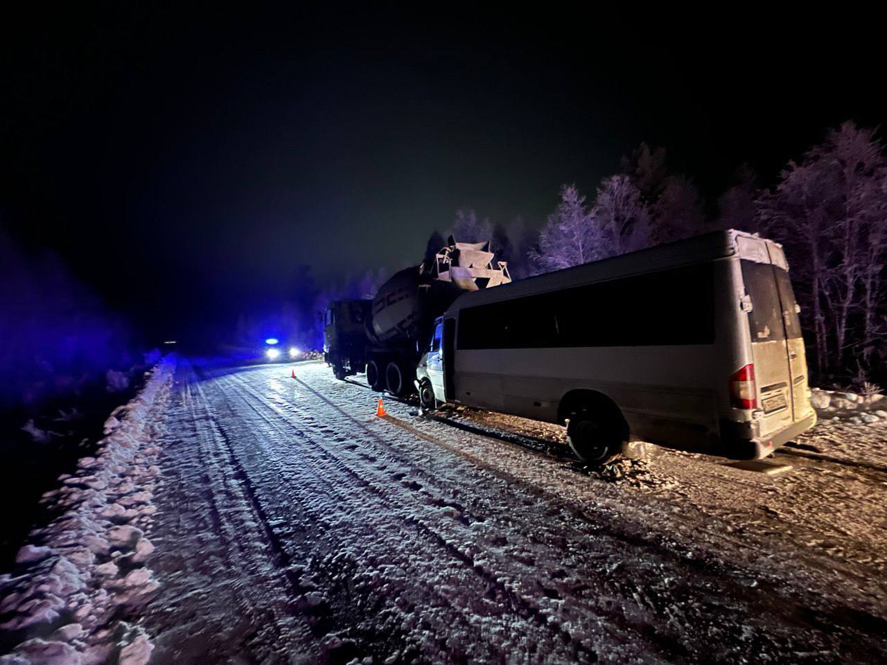 11 человек пострадали в столкновении микроавтобуса с бетономешалкой в Иркутской области
