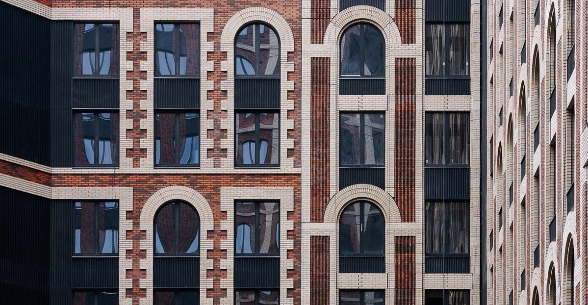 Закрытый паевой инвестиционный фонд «РД 2», находящийся под управлением УК «ВИМ Сбережения», заключил сделку с ГК «Эталон» по покупке делового квартала «Серебряный фонтан» общей площадью 26,7 тыс