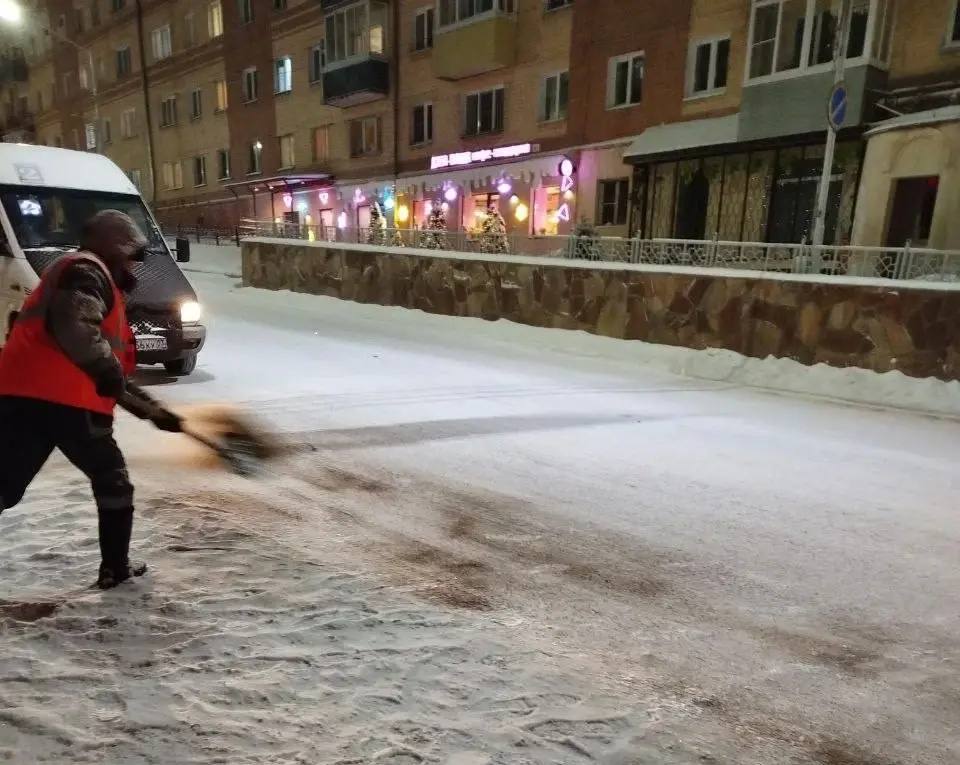 Сегодня ночью на улицах Улан-Удэ будут работать 6 грейдеров, 8 тракторов-щёток и не менее 10 пескоразбрасывателей Сегодня ночью на улицах Улан-Удэ будут работать 6 грейдеров, 8 тракторов-щёток и не менее 10 пескоразбрасывателей