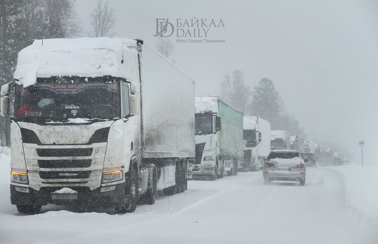 Движение грузовиков ограничили на трассе в Бурятии из-за снегопада