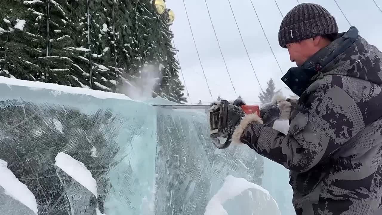 Строительство ледового городка на площади Советов идёт полным ходом