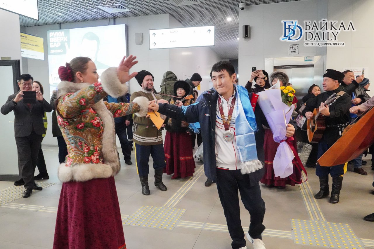 Сегодня в Улан-Удэ торжественно встретили боксёра Баира Батлаева Сегодня в Улан-Удэ торжественно встретили боксёра Баира Батлаева