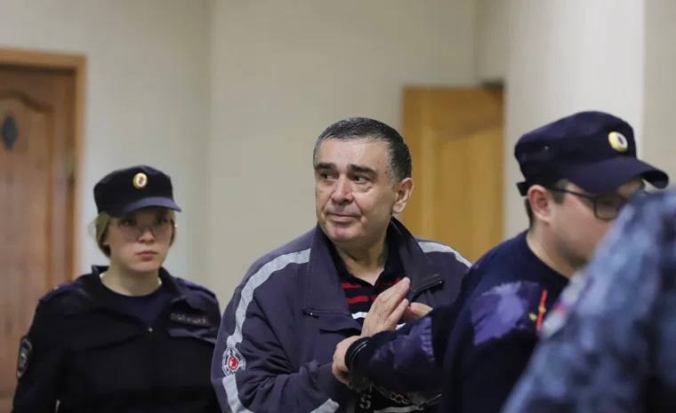 Шыхлински в клетке. В Екатеринбурге начался громкий процесс против бывшего лидера уральской азербайджанской диаспоры и его преступной семьи
