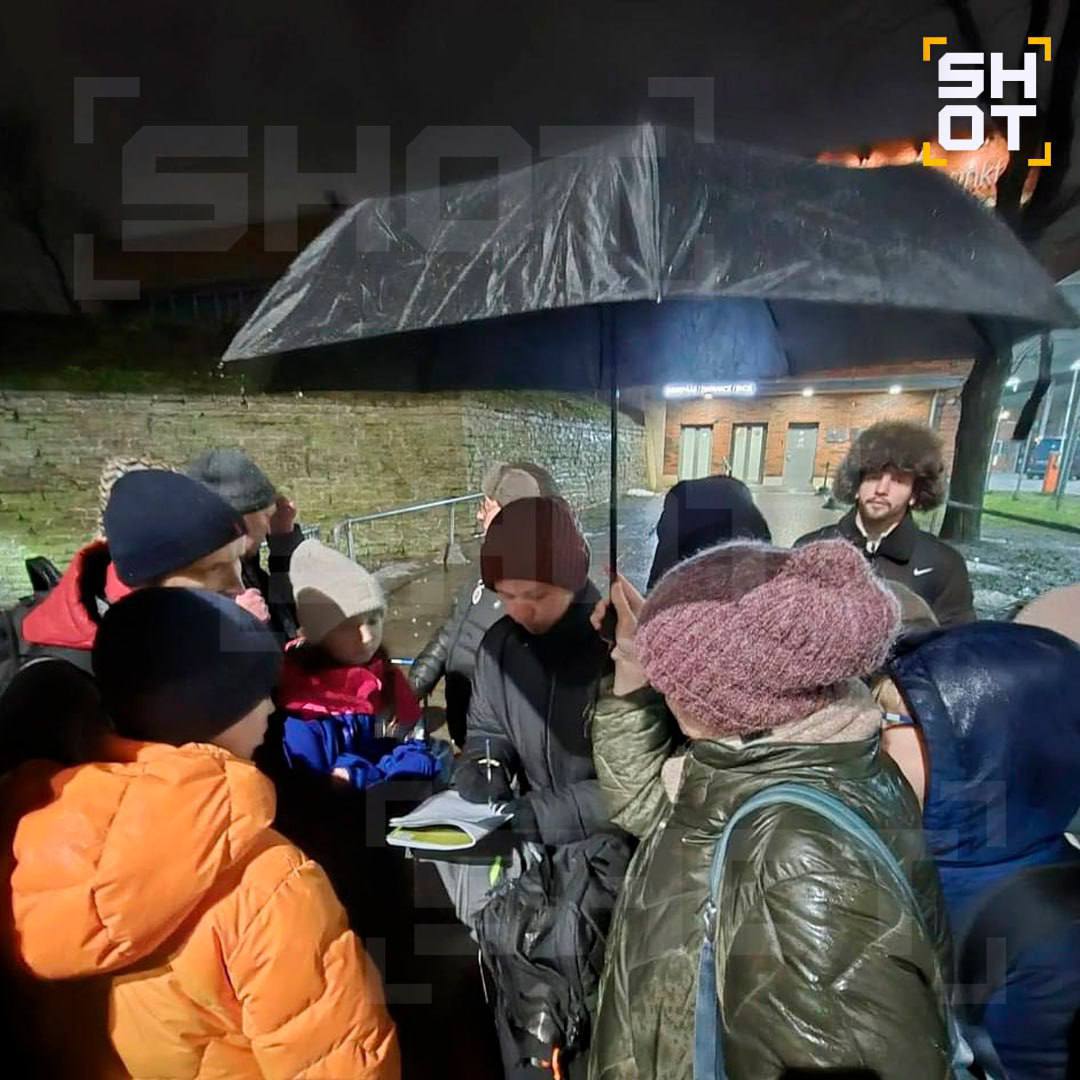 Ничего необычного, просто километровая колбаска из эстонцев на границе с Россией Ничего необычного, просто километровая колбаска из эстонцев на границе с Россией