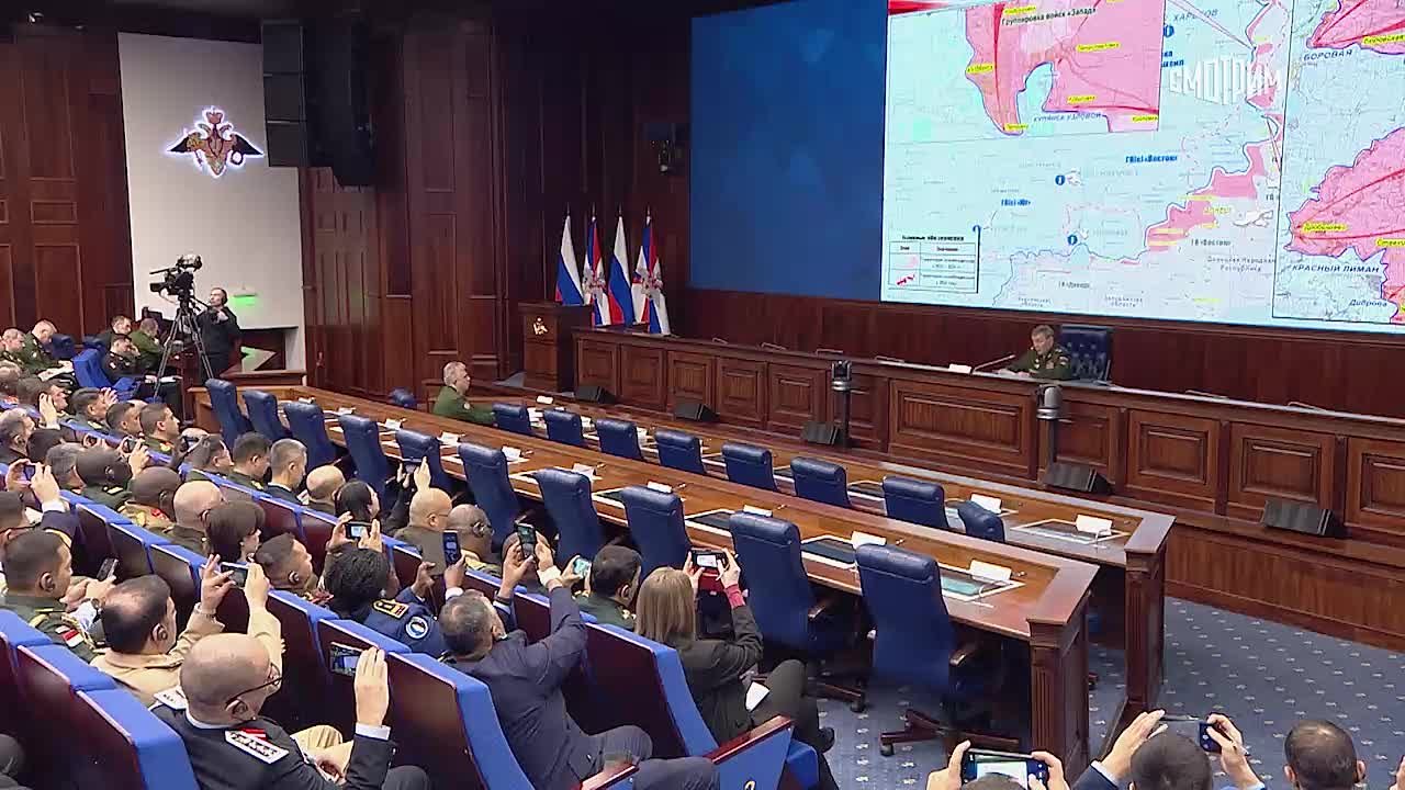 Российские войска в короткие сроки разгромили группировку ВСУ в Купянске и зачистили город, сейчас ведут уличные бои в Красном Лимане, заявил начальник Генштаба ВС РФ Валерий Герасимов