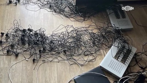 ФСБ опубликовала кадры задержания 19 человек в различных регионах России за организацию сети связи, используемой украинскими спецслужбами