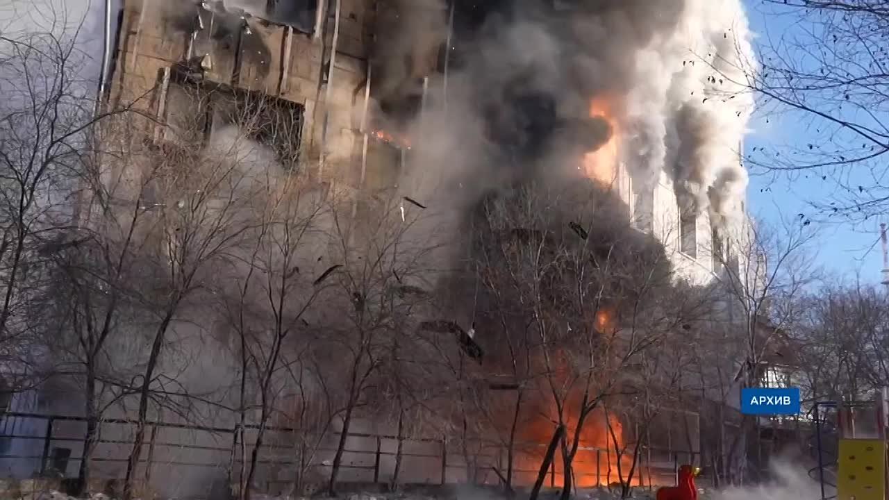 «Имущество не страховали». Арендаторы ТЦ «Баянгол» в спешке вывозят уцелевшие вещи