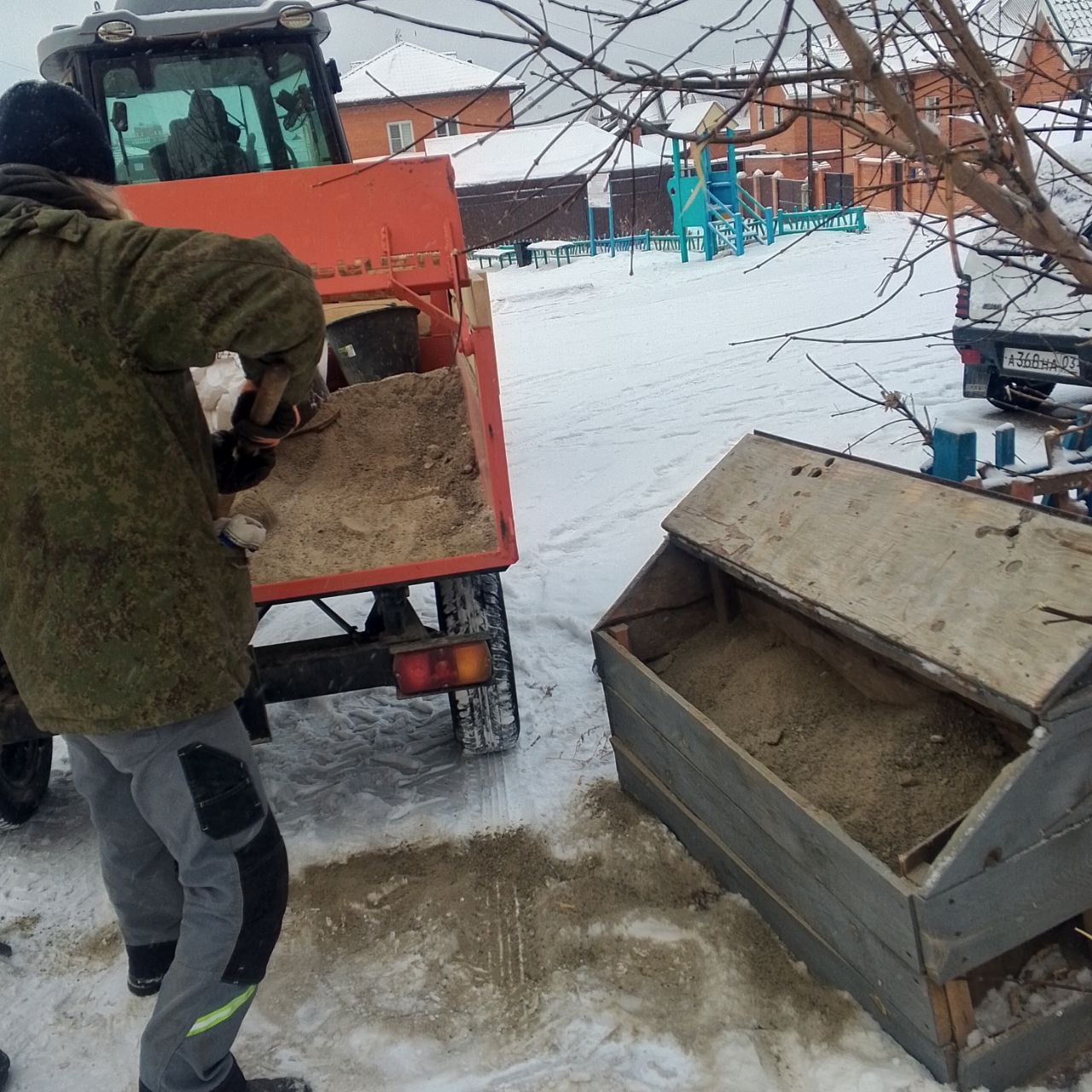 На городских улицах установлены 132 ящика с песком На городских улицах установлены 132 ящика с песком