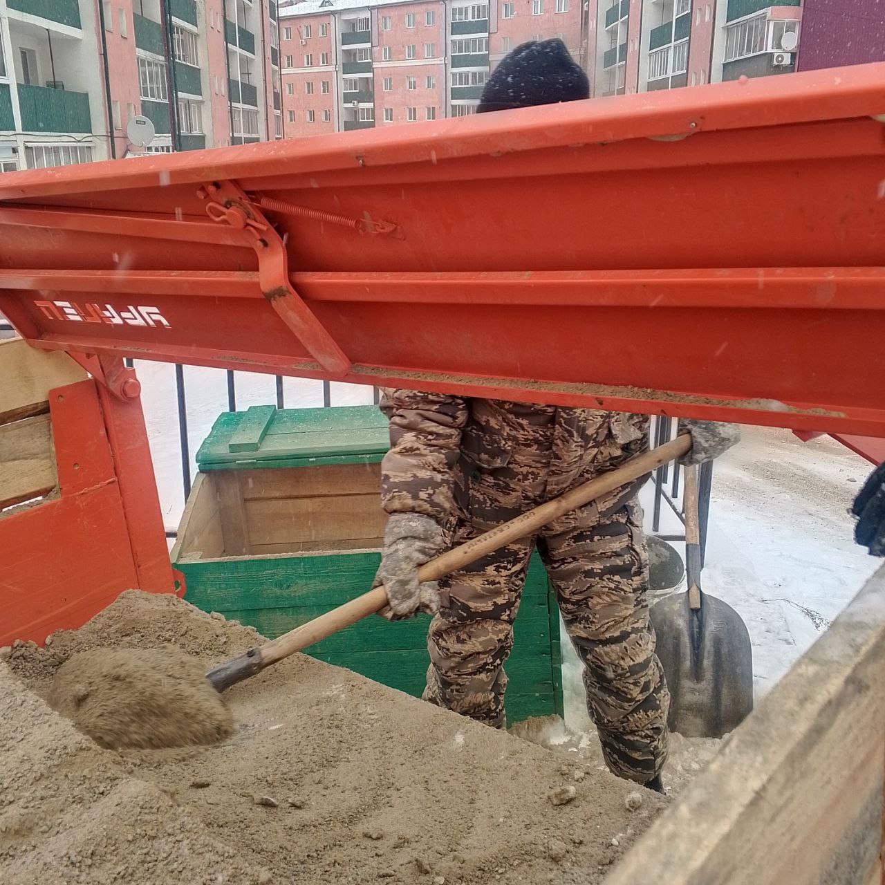 На городских улицах установлены 132 ящика с песком На городских улицах установлены 132 ящика с песком