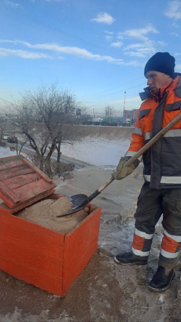 На городских улицах установлены 132 ящика с песком На городских улицах установлены 132 ящика с песком
