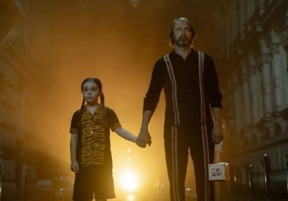 В прокат вышла картина «Поймать монстра» (Dust Bunny) — полнометражный режиссерский дебют от создателя сериала «Ганнибал» (2013–2015) Брайана Фуллера