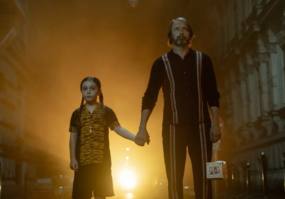 В прокат вышла картина «Поймать монстра» (Dust Bunny) — полнометражный режиссерский дебют от создателя сериала «Ганнибал» (2013–2015) Брайана Фуллера