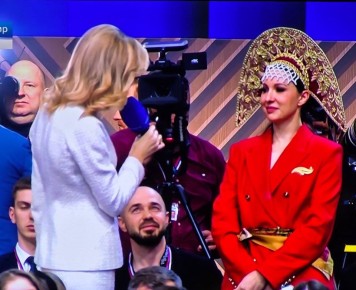 Многие собравшиеся в Гостинном Дворе дамы выбрали в качестве головного убора русский кокошник, и президент не упустил из виду новый тренд