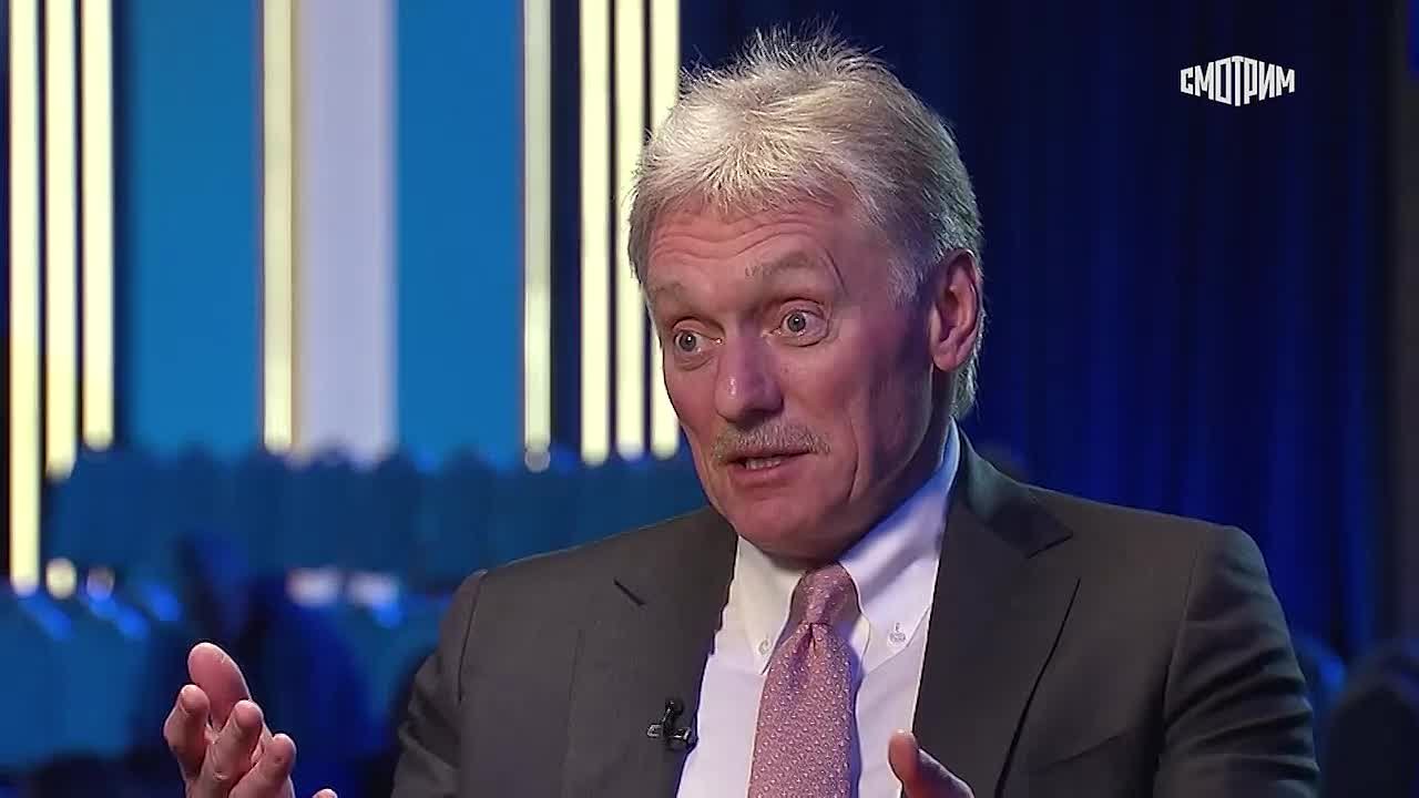 Россияне предпочитают обратиться с проблемами сначала к Владимиру Путину, потому что верят президенту, отметил в интервью Александре Суворовой на "России 24" Дмитрий Песков