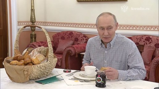 Владимир Путин получил выпечку из подмосковной пекарни «Машенька», владелец которой обратился к главе государства в эфире «Итогов года», сообщили в Кремле