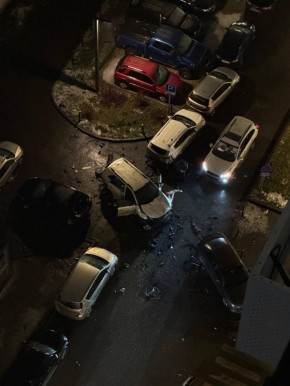 Автомобиль взорвался во дворе дома на Ясеневой улице в Москве, сообщает ТАСС