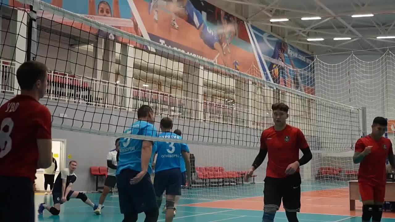 Сменили кители на спортивную форму