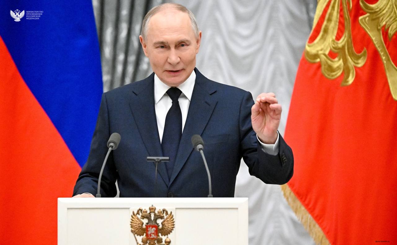 Владимир Путин вручил знаки отличия «За наставничество» двум учителям из Москвы и Рязанской области Владимир Путин вручил знаки отличия «За наставничество» двум учителям из Москвы и Рязанской области