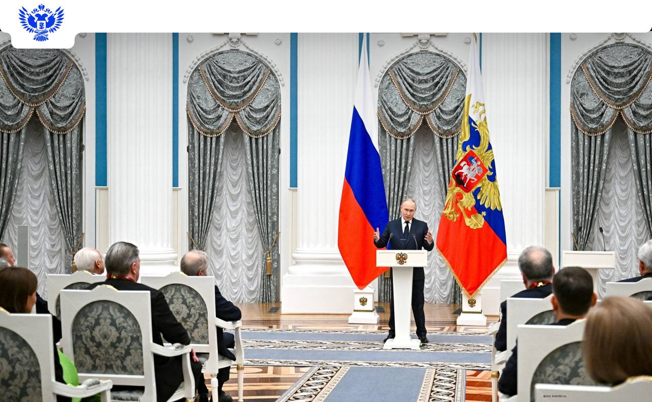 Владимир Путин вручил знаки отличия «За наставничество» двум учителям из Москвы и Рязанской области