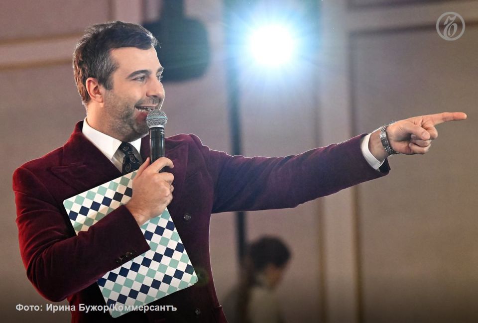 Телеведущий Иван Ургант запустил свой YouTube-канал под названием «Живой Ургант»