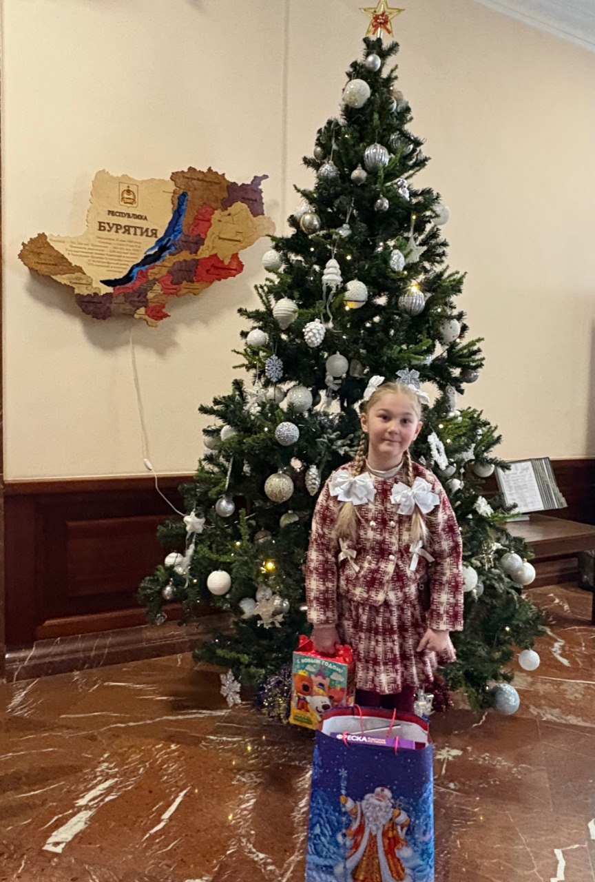 Сегодня 6-летняя Варя получила новогодний подарок от Председателя Народного Хурала Бурятии Владимира Павлова