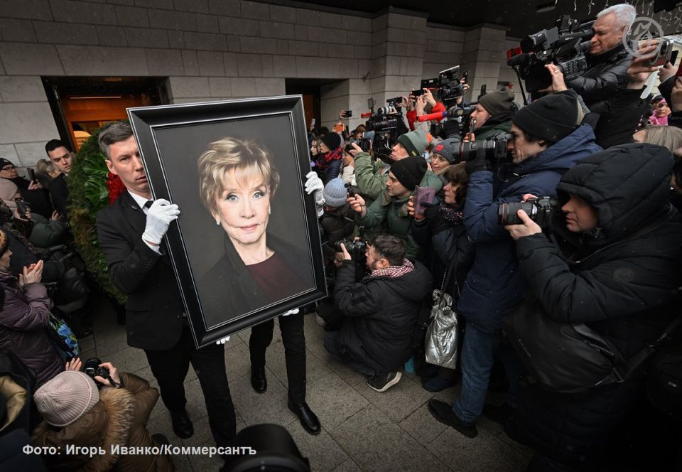 Церемония прощания с народной артисткой России Верой Алентовой в Театре имени Пушкина