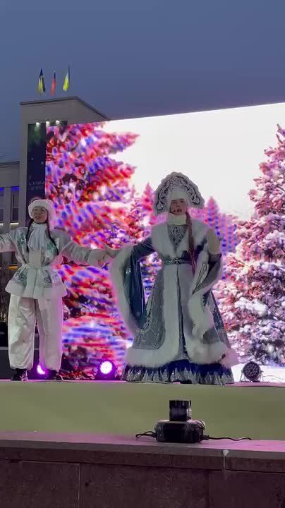 Дед Мороз и Снегурочка зажгли главную городскую елку