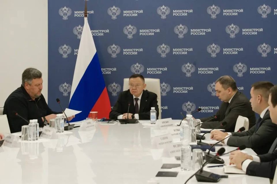 Глава Минстроя России Ирек Файзуллин в преддверии новогодних праздников провел Всероссийское совещание по вопросам прохождения осенне-зимнего периода и действий по ликвидации аварийных ситуаций в ЖКХ