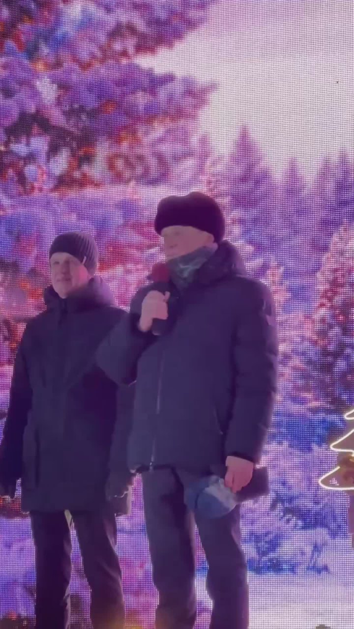 Мэр Улан-Удэ Игорь Шутенков на открытии главной городской ёлки поздравил улан-удэнцев с наступающим Новым годом