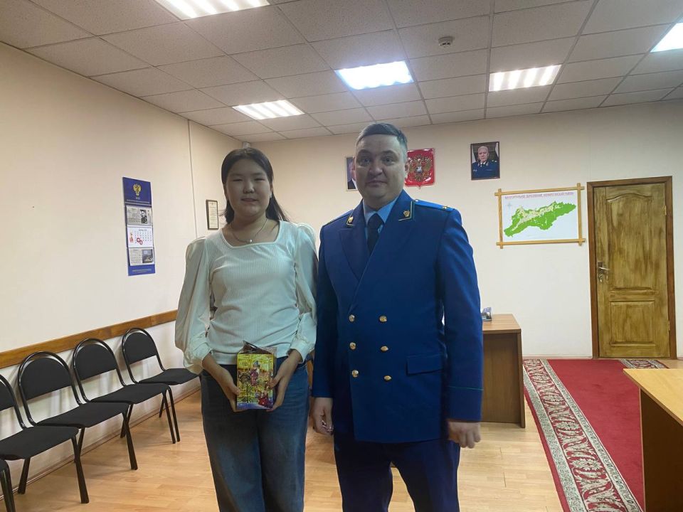 По сложившейся доброй традиции работники органов прокуратуры республики поздравили детей с наступающим Новым годом