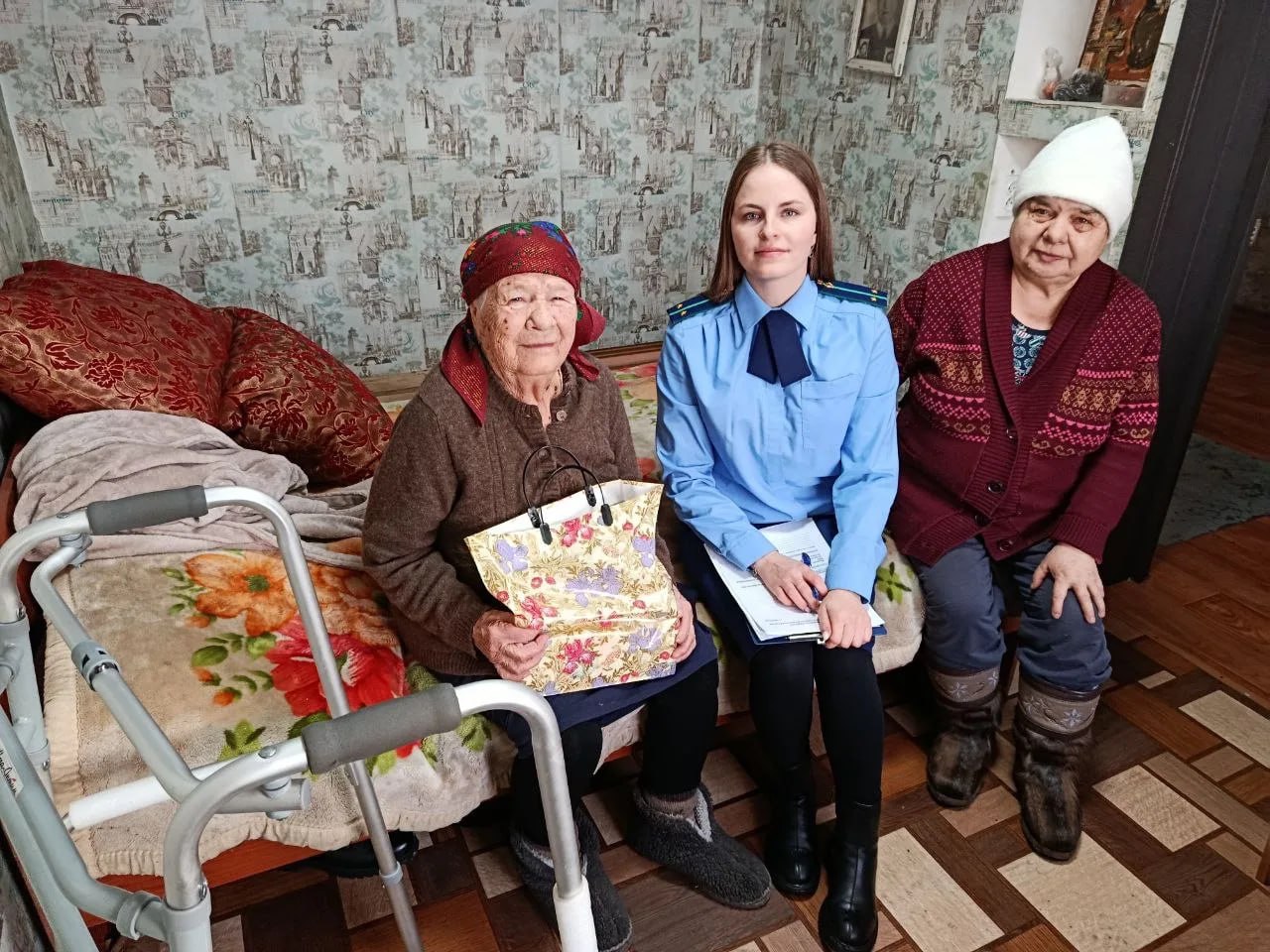 Прокуратура поздравила ветеранов Великой Отечественной войны и тружеников тыла с наступающим Новым годом Прокуратура поздравила ветеранов Великой Отечественной войны и тружеников тыла с наступающим Новым годом