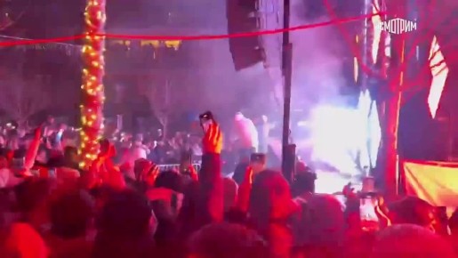 Около 40 человек погибли из-за взрыва и последовавшем пожаре в баре на горнолыжном курорте Кран-Монтана в Швейцарии, передает радиостанция Rhne FM