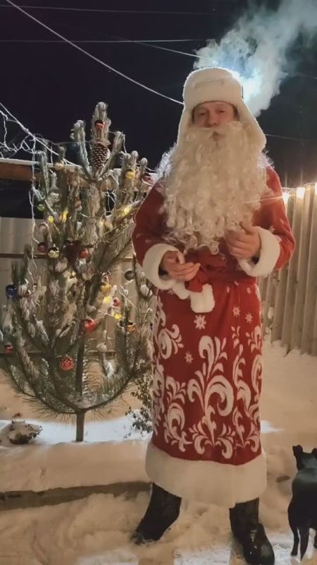 Георгий Медведев: Родные, всех с Новым годом!