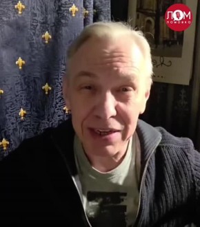 Рок-музыкант Александр Скляр поздравил всех россиян с Новым годом, уделив особое внимание защитникам нашего Отечества