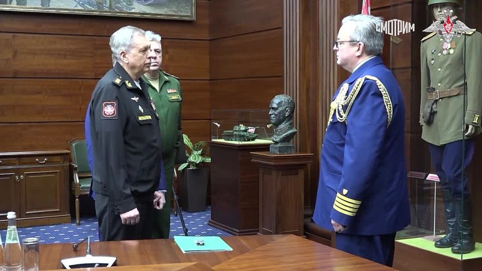 Представителю аппарата военного атташе при посольстве США в Москве передали расшифровки данных маршрутизации и контроллер украинского беспилотника, сбитого во время атаки на резиденцию президента РФ в Новгородской области