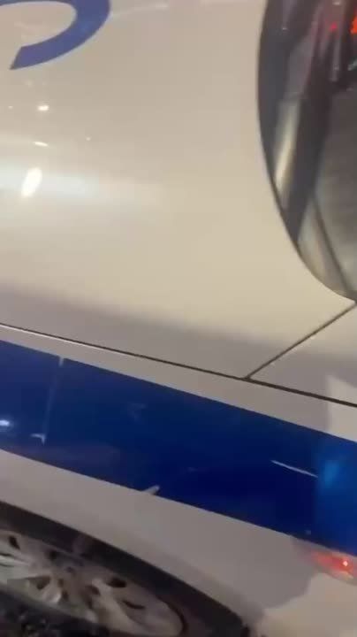 В Санкт-Петербурге полицейские "поздравили" пьяного водителя с первым штрафом ДПС в новом году, кадры шуточной церемонии появились в соцсетях