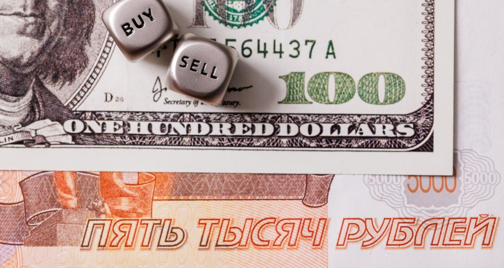 Рубль стал самой подорожавшей к доллару валютой по итогам 2025 года